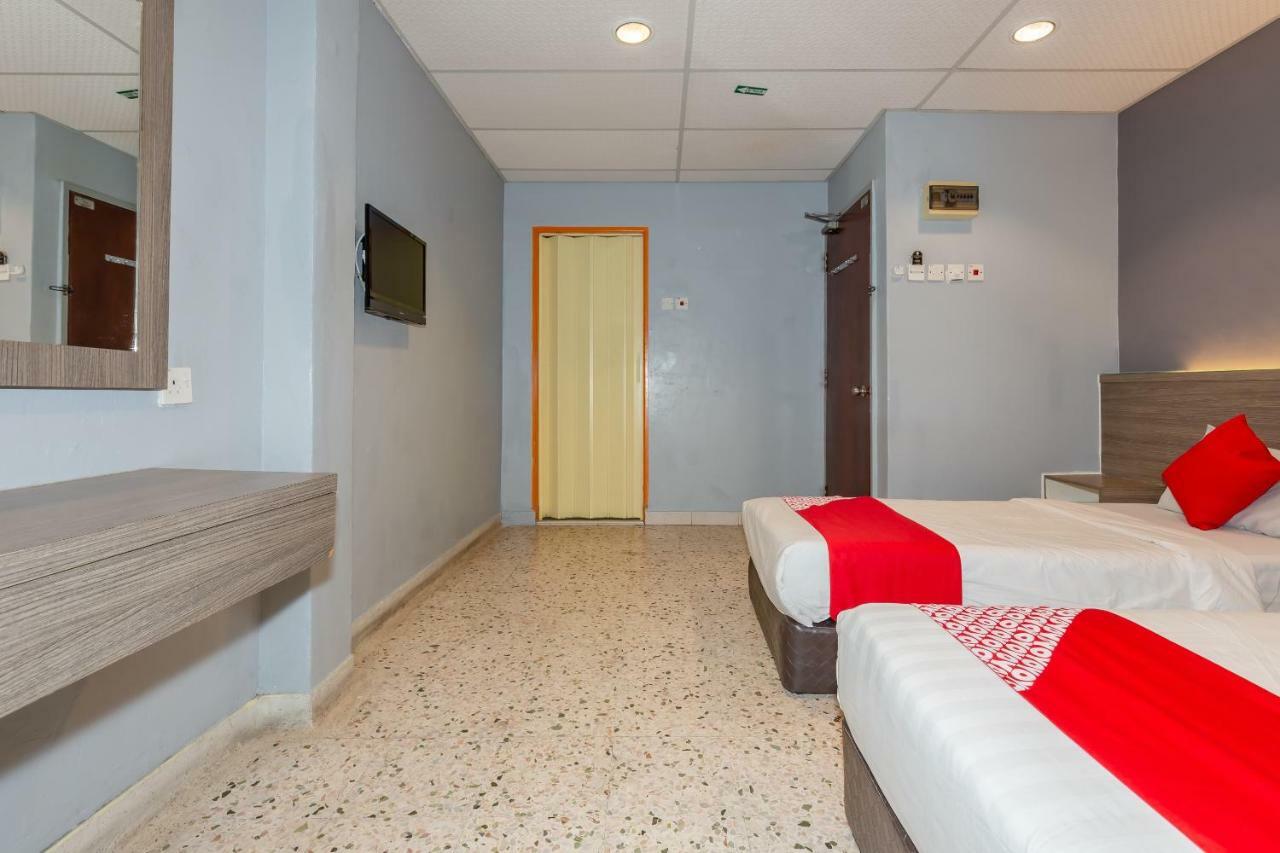 Oyo 1088 Yellow Mansion Banda Kaba Hotel Malacca Exterior photo
